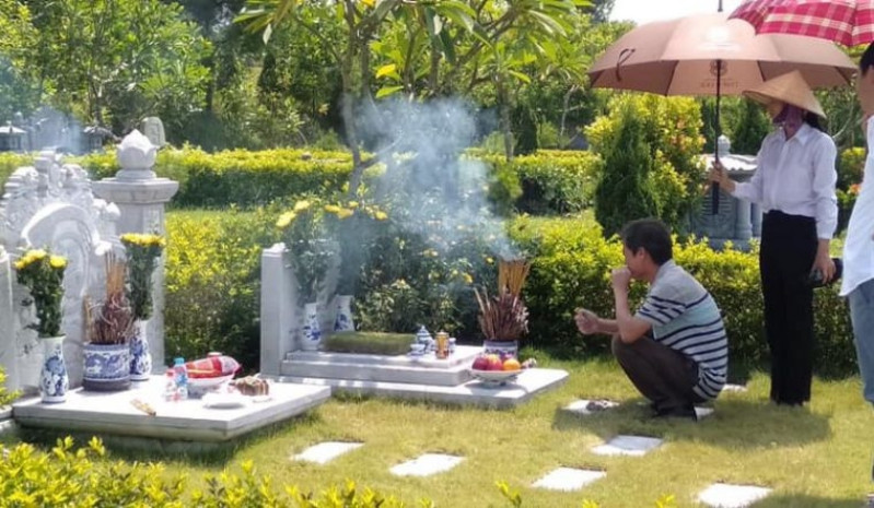 4. Văn khấn xin tổ tiên phù hộ trước mộ