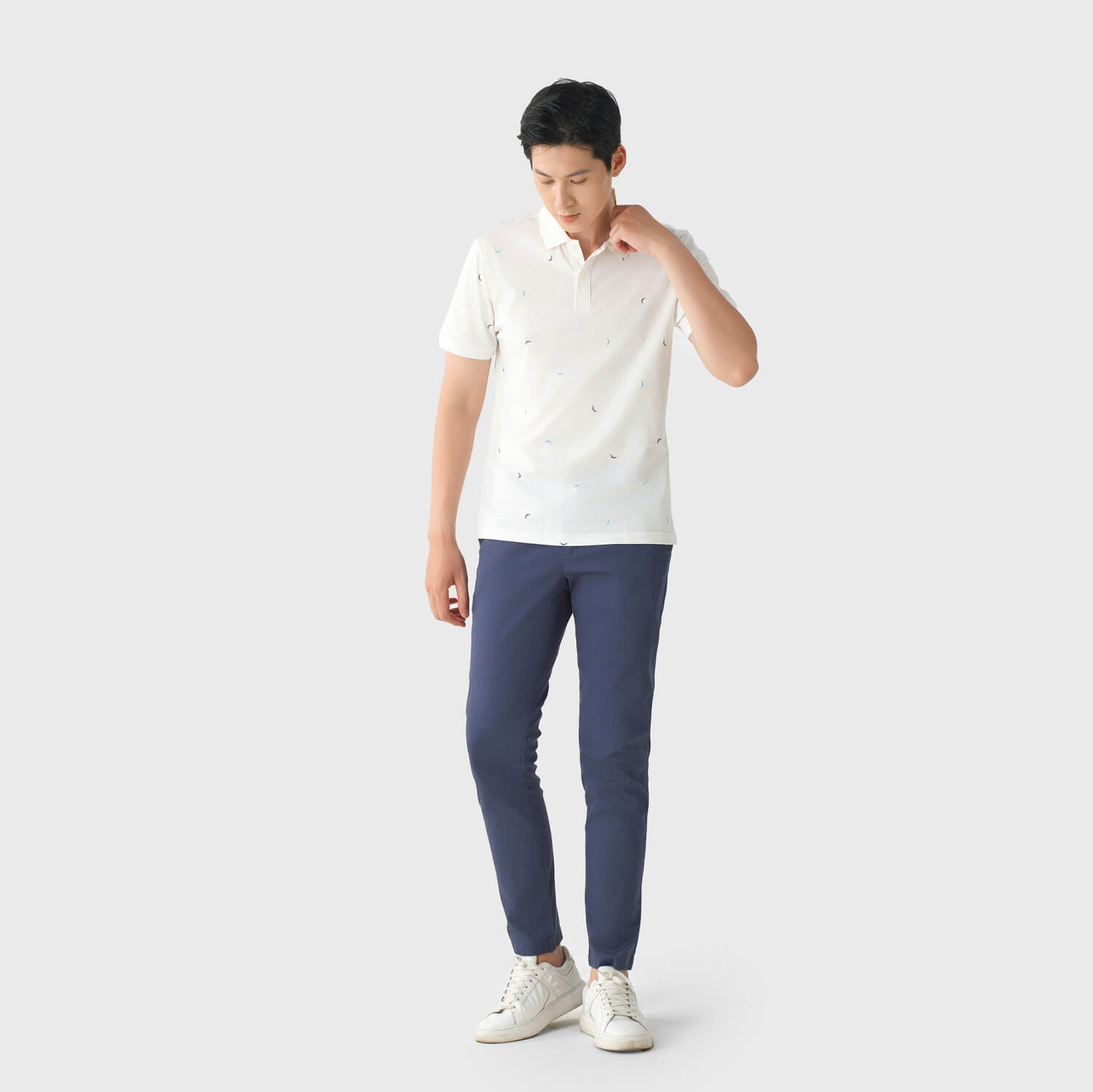 Áo polo trắng mix quần kaki nam tính, lịch sự cho người mệnh Kim