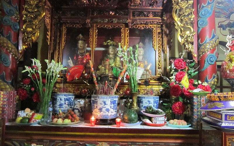 Bài văn khấn mẫu ở chùa trang trọng dâng lên Tam Tòa Thánh Mẫu