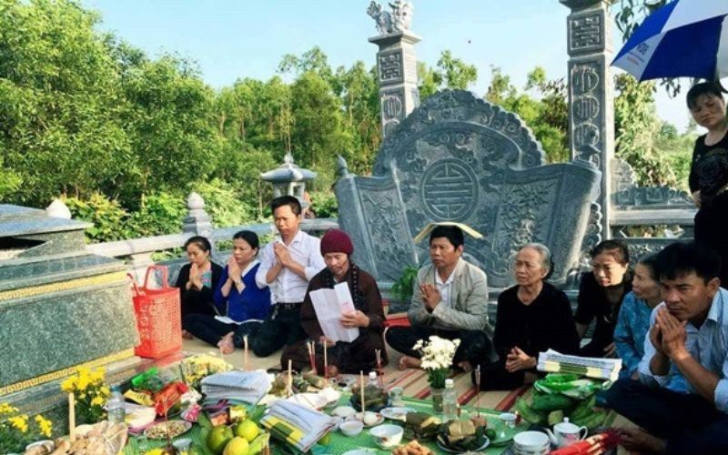 Bài văn khấn tảo mộ cuối năm mẫu 1 để mời tổ tiên về ăn Tết