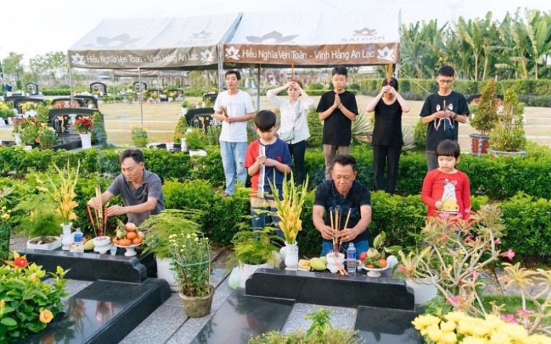 Bài văn khấn tảo mộ cuối năm mẫu 2 thể hiện lòng thành kính