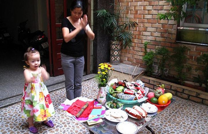 Bàn cúng ngoài trời với mâm ngũ quả và các lễ vật