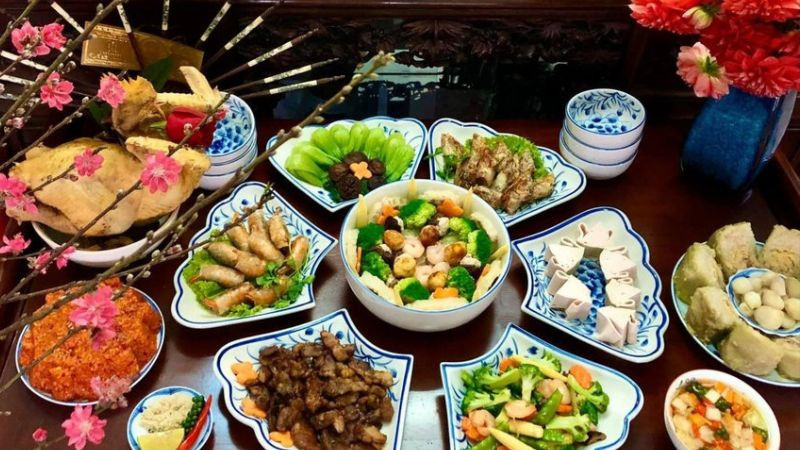 Bàn cúng tất niên ngoài trời, gia chủ đang khấn nguyện