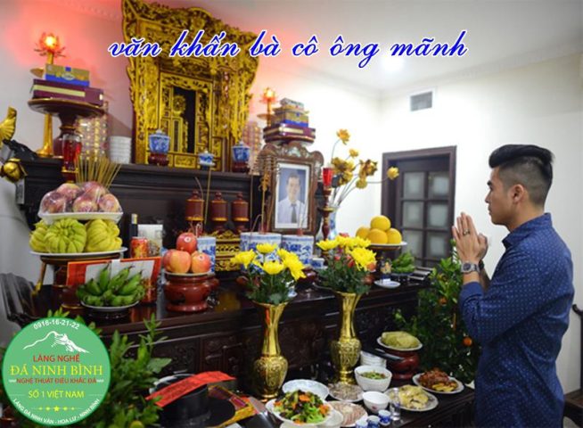Bàn thờ cúng bà cô trẻ với mâm ngũ quả và hoa tươi trang nghiêm