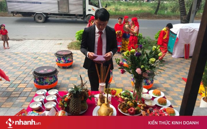 Bàn thờ cúng khai trương cửa hàng với mâm ngũ quả và hoa tươi
