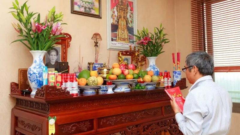 Bàn thờ cúng Rằm tháng 6 sáng sớm với mâm lễ vật trang trọng, ánh nến lung linh.