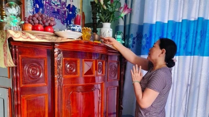 Bàn thờ cúng văn khấn ngày giỗ mẹ ngoài mộ với hoa quả và hương trầm