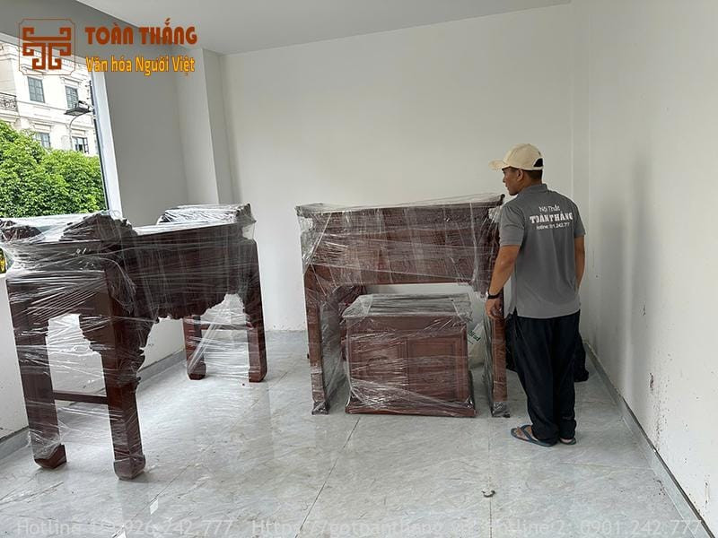 Bàn thờ được bài trí trang trọng, tinh tế