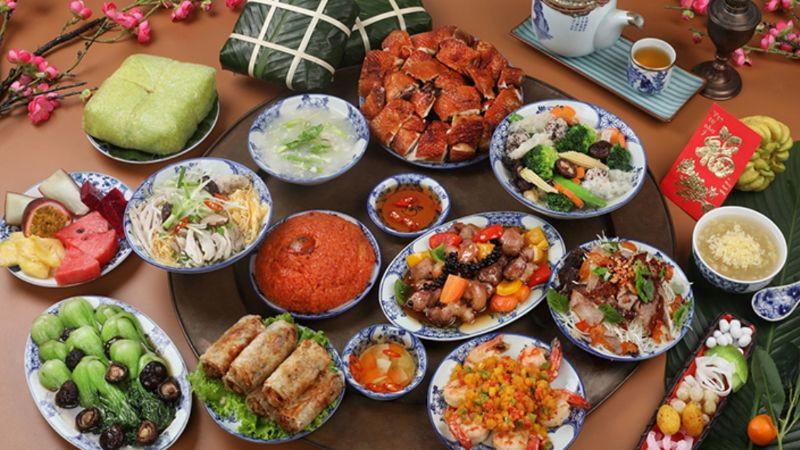Bàn thờ được dọn dẹp sạch sẽ, chuẩn bị cho lễ cúng rằm tháng 5 trang trọng