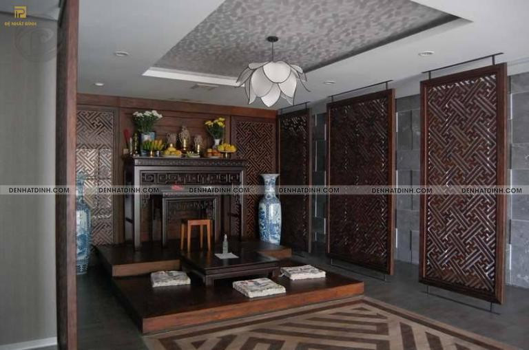 Bàn thờ gia tiên ấm cúng với nén hương và bài văn khấn cầu may mắn
