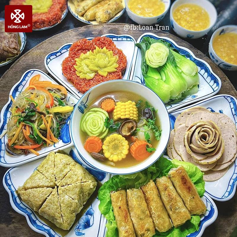 Bàn thờ gia tiên được bài trí trang nghiêm trong ngày Rằm tháng Giêng