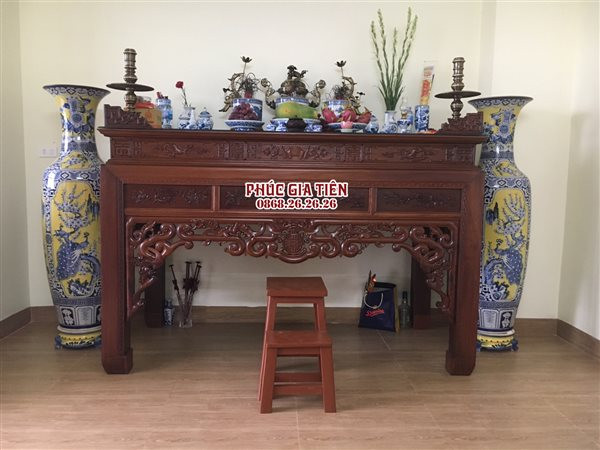 Bàn thờ gia tiên trang nghiêm cho lễ cúng ngày rằm mùng một