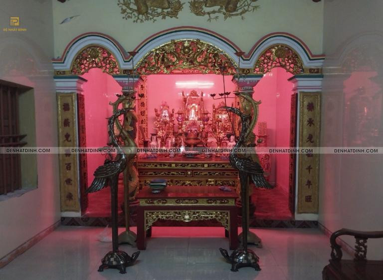 Bàn thờ gia tiên trang nghiêm với mâm cúng trong ngày lễ tạ 100 ngày bốc bát hương