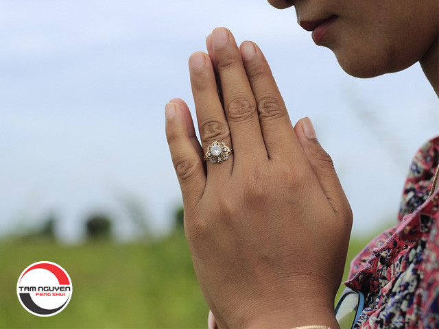 Bàn thờ gia tiên với đầy đủ lễ vật