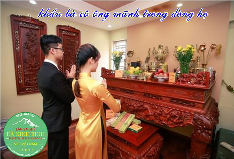 Bàn thờ gia tiên với hình ảnh các vị tổ cô và ông mãnh được thờ cúng linh thiêng