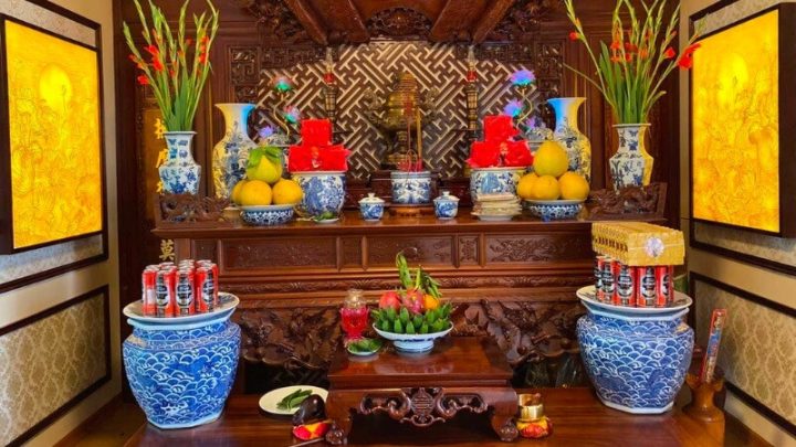 Bàn thờ gia tiên với hoa quả, nến trong lễ cúng rước ông bà