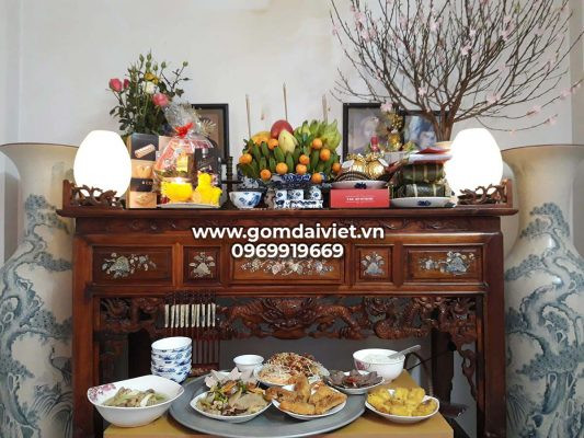 Bàn thờ gia tiên với lễ vật tươm tất khi thực hiện văn khấn ngày hội làng tại nhà