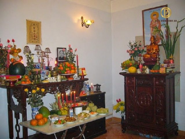 Bàn thờ gia tiên với mâm cơm cúng cho người mới mất thể hiện lòng thành kính