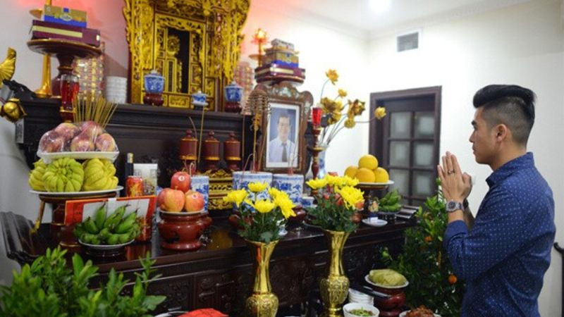 Bàn thờ gia tiên với mâm cúng và văn khấn chiều 30 Tết trong nhà