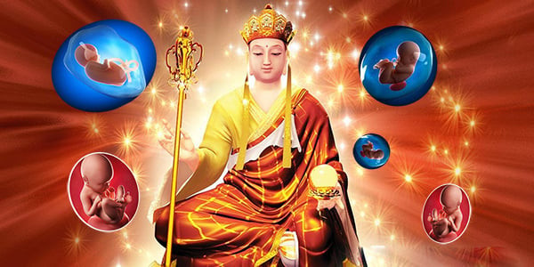 Bàn thờ Phật được bày trí trang nghiêm với lễ vật, hương hoa cho buổi lễ văn khấn sám hối thai nhi tại gia.