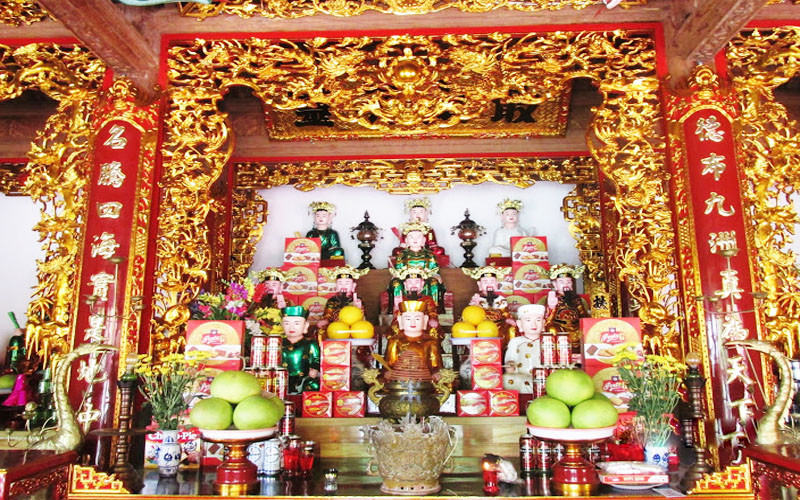 Ban thờ Tam Tòa Thánh Mẫu trong không gian chùa, nơi các Phật tử đến để đọc văn khấn lễ Phật và cầu nguyện cho sự an lành, tài lộc từ các vị Mẫu quyền năng.