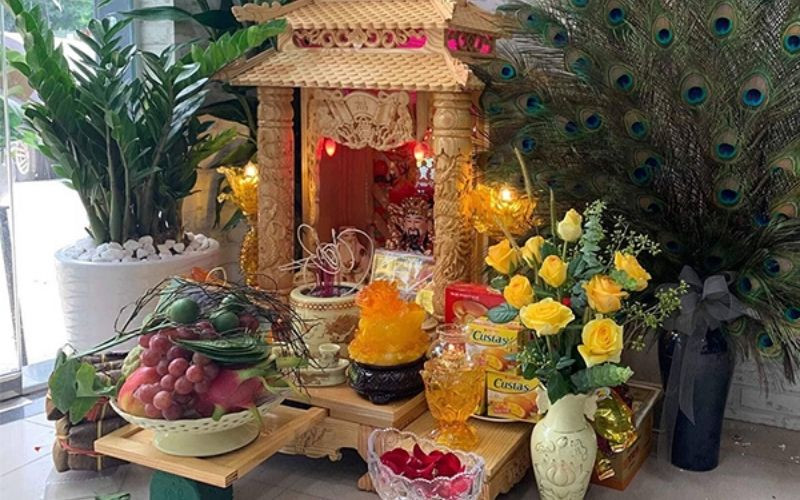 Bàn thờ Thần Tài Ông Địa được lau dọn sạch sẽ, tươm tất trước khi thực hiện nghi thức cúng