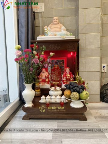 Ban thờ Thần Tài Ông Địa với hoa tươi