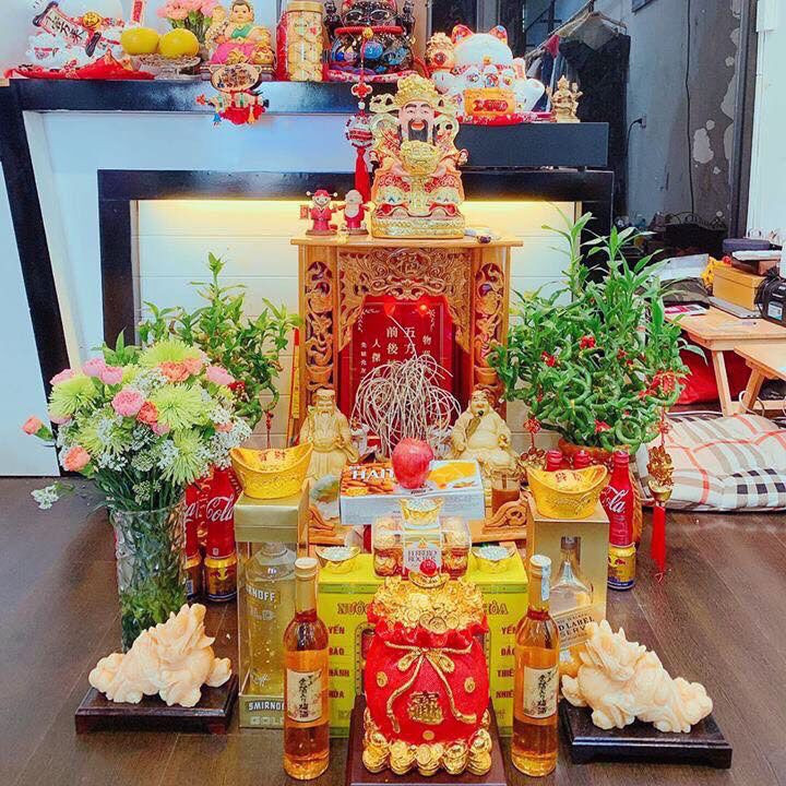 Bàn thờ Thần Tài Thổ Địa mái chùa