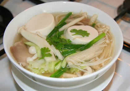 Bát canh chay nấm đậu phụ ấm nóng, hương vị nhẹ nhàng cho mâm cỗ chay Rằm tháng Giêng.