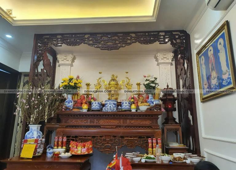 Bát hương gia tiên được an vị trên bàn thờ, tượng trưng cho sự kết nối tâm linh