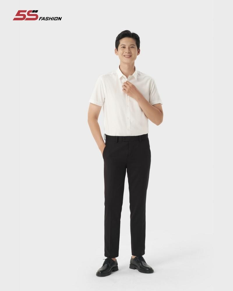 Bé trai sinh năm 2015 với trang phục áo sơ mi và quần kaki thanh lịch, hợp mệnh.