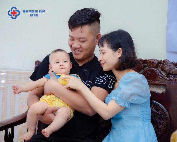 Bố mẹ ôm em bé sinh năm Bính Ngọ 2026