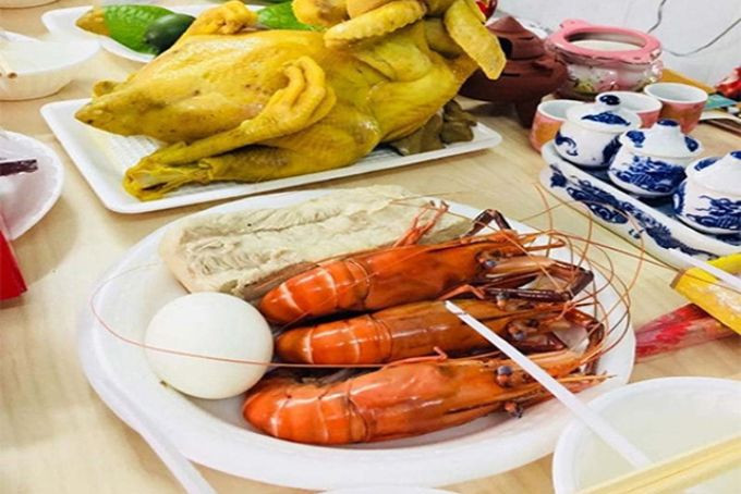 Bộ tam sên cúng ông địa với một quả trứng luộc