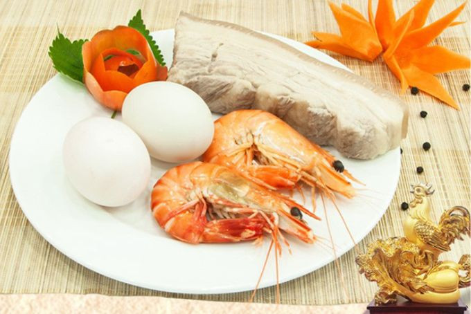 Các lễ vật chính trong bộ tam sên cúng ông địa gồm thịt, tôm, trứng