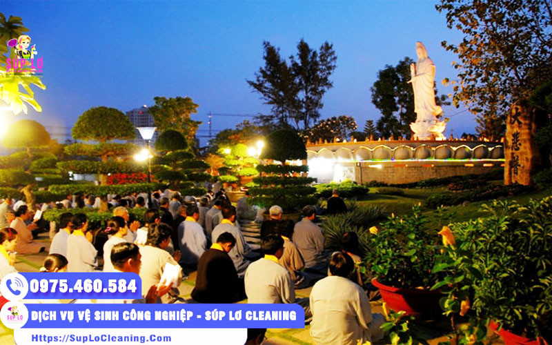 Các Phật tử đang thành tâm chắp tay, cúi đầu đọc văn khấn Bồ Tát Quán Thế Âm (Phật Bà Quan Âm) trước ban thờ trang nghiêm trong không gian linh thiêng của chùa.