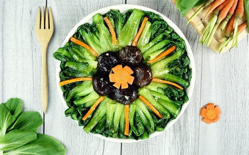 Cải chip xào nấm đông cô xanh tươi, làm phong phú mâm cỗ chay cúng rằm tháng Giêng.
