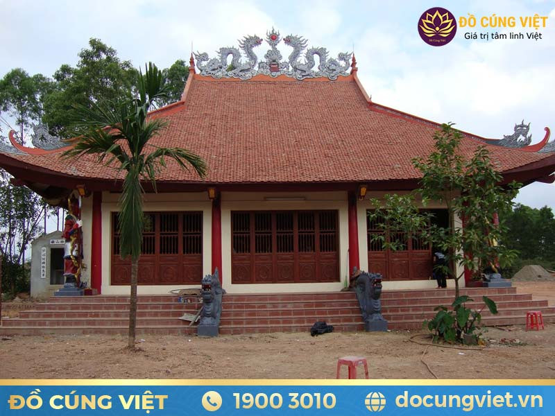 Cảnh hành hương tại Đền Cô Bé Chí Mìu, nơi mọi người đến cầu nguyện