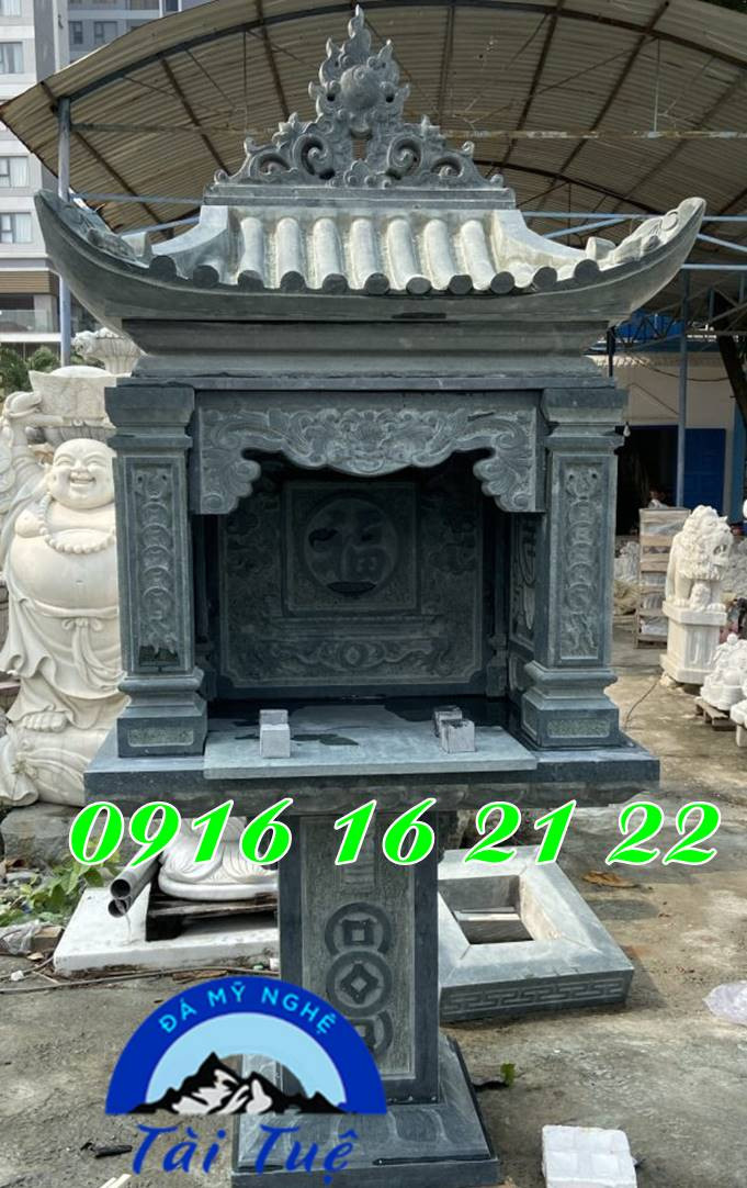 Cây hương đá xanh ngoài trời trang trọng, nơi thực hiện văn khấn cầu thi cử
