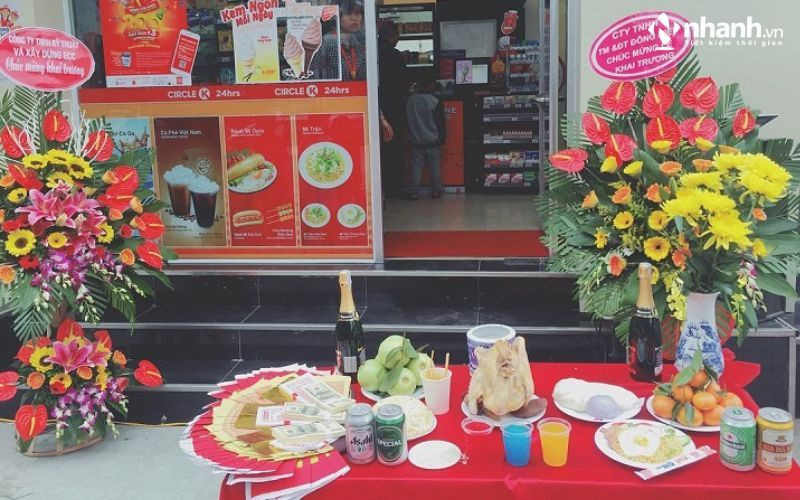 Chủ cửa hàng thành tâm vái lạy trong nghi lễ cúng khai trương