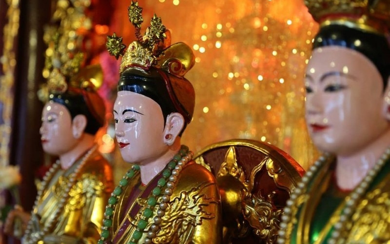 Chuẩn bị lễ vật sắm lễ để dâng văn khấn mẫu ở chùa