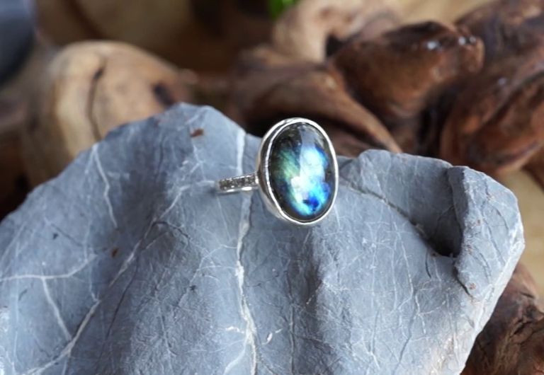 Đá labradorite được đánh giá có độ cứng cao trên thang Mohs, cần bảo quản cẩn thận.