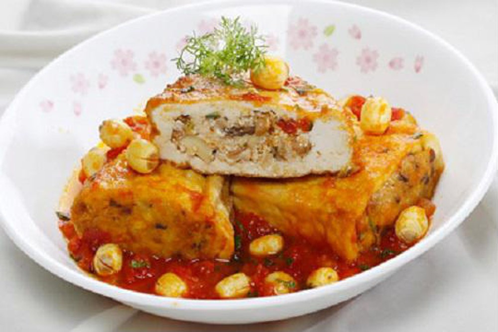 Đĩa đậu hũ nhồi nấm hình nơ đẹp mắt, gợi ý cho mâm cỗ chay cúng rằm tháng Giêng.