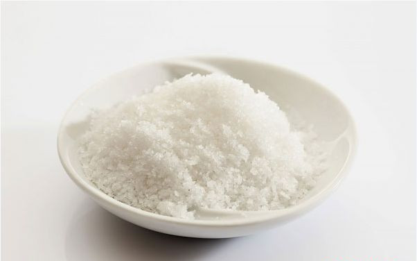 Đĩa muối trắng tinh khiết tượng trưng may mắn cho lễ cúng ông Công ông Táo
