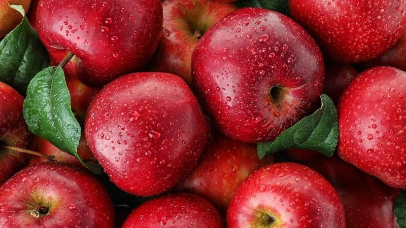 Đĩa táo đỏ tươi dùng cho mâm hoa quả cúng rằm tháng 7, biểu tượng bình an.