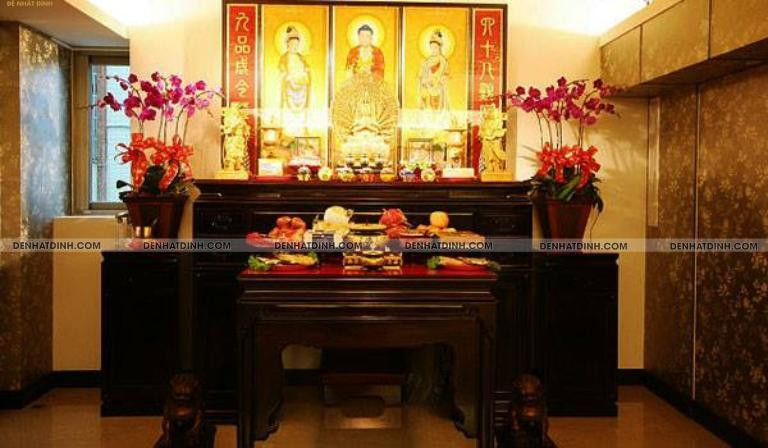 Gia chủ chuẩn bị lễ vật và đọc văn khấn gia tiên vào mùng 1 hàng tháng