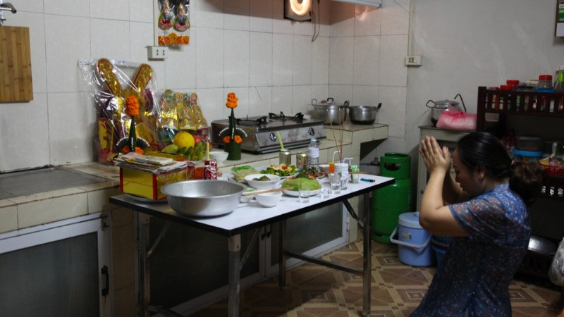 Gia chủ thành kính cúng bái trong nghi thức đón ông Táo về nhà