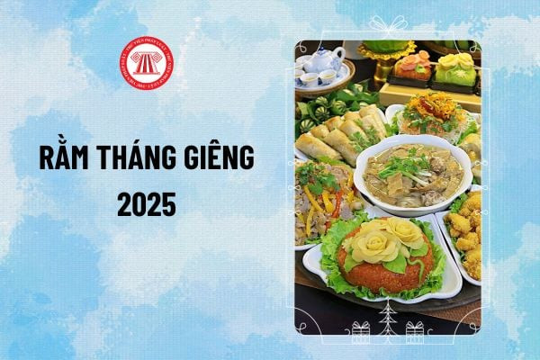Gia chủ thành kính dâng lễ vật trong bài cúng Rằm tháng Giêng năm Ất Tỵ.
