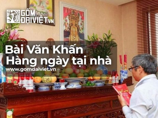 Gia chủ thành tâm chuẩn bị lễ vật cho văn khấn ngày hội làng tại nhà