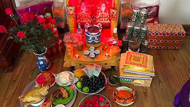 Gia chủ thành tâm chuẩn bị mâm lễ cúng ngày vía Thần Tài