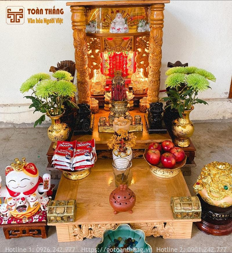 Gia chủ thành tâm cúng Thổ Công mùng 1 cầu mong bình an, may mắn